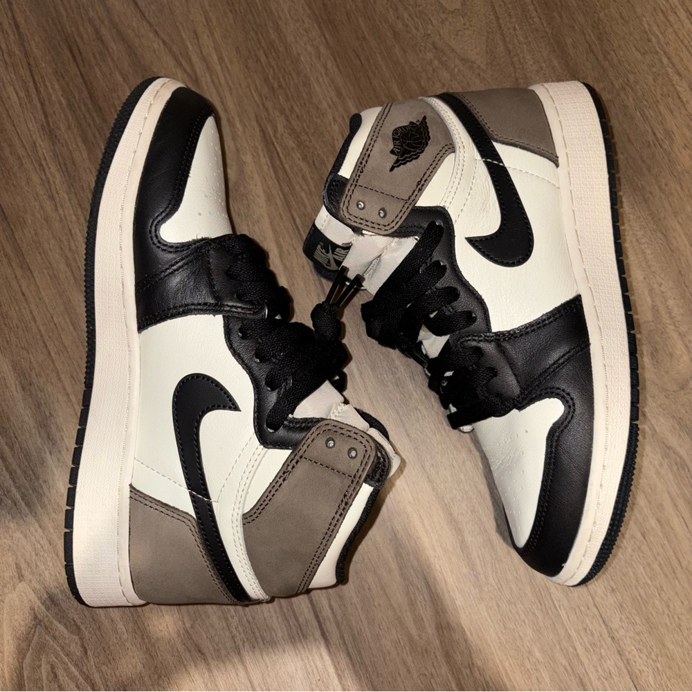 Air Jordan 1 Retro High GS’ Dark Mocha